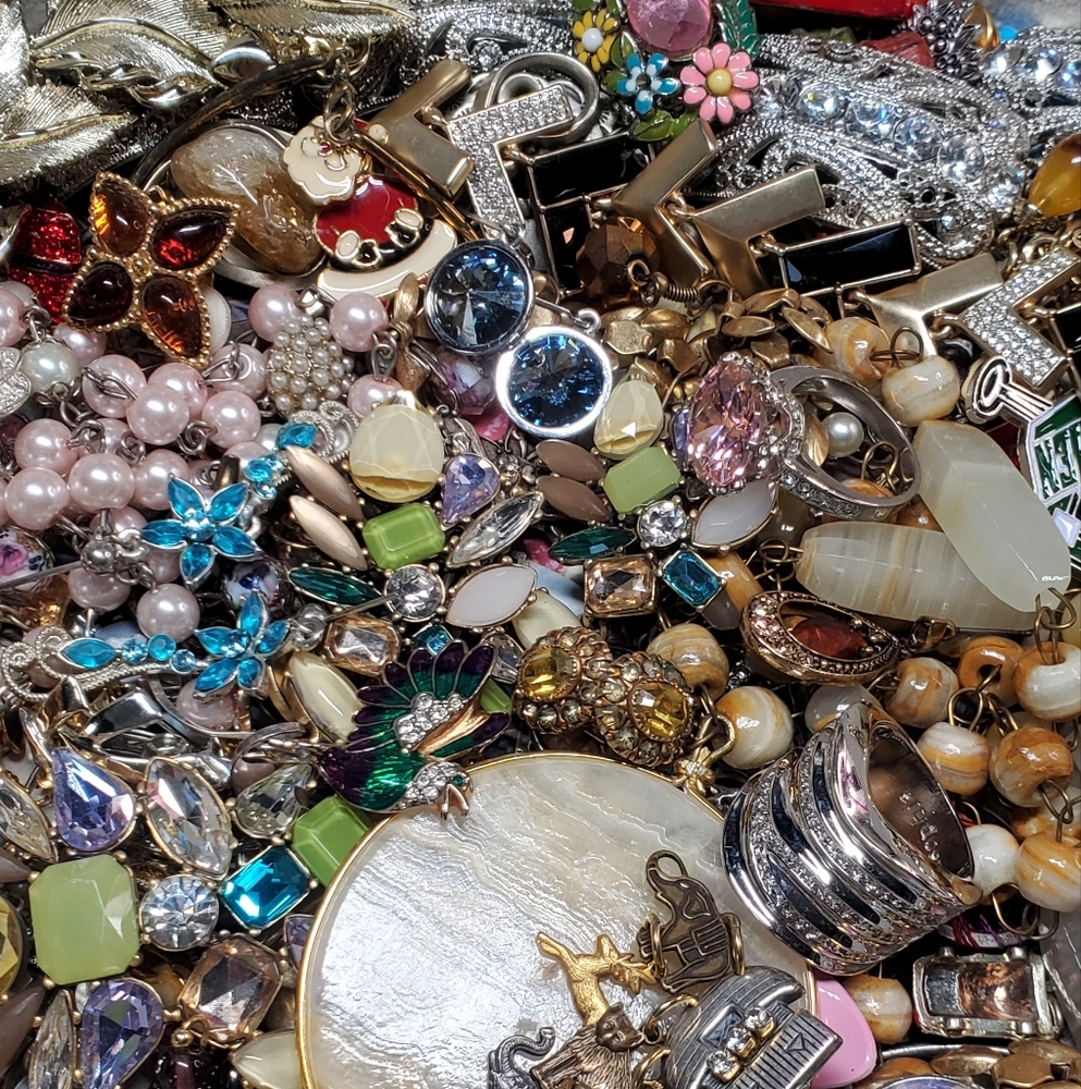 Grab Bag Of Necklaces, Bracelets, Rings, Earrings & Misc.  Brands. - Picture 11 of 16